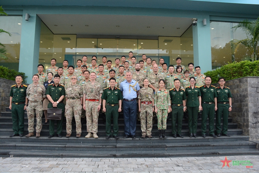 /UploadStore/admin/240605 Trao doi chuyen mon ve BLTD voi Anh/05.jpg